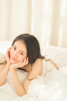 美女高跟踩踏